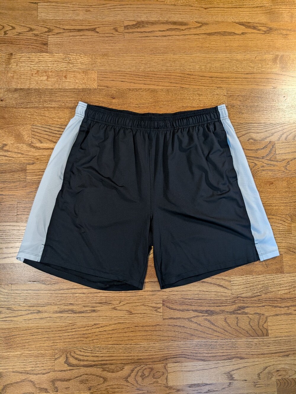 Under Armour Men's Black Athletic Training Shorts White Side Panels Size 2XL